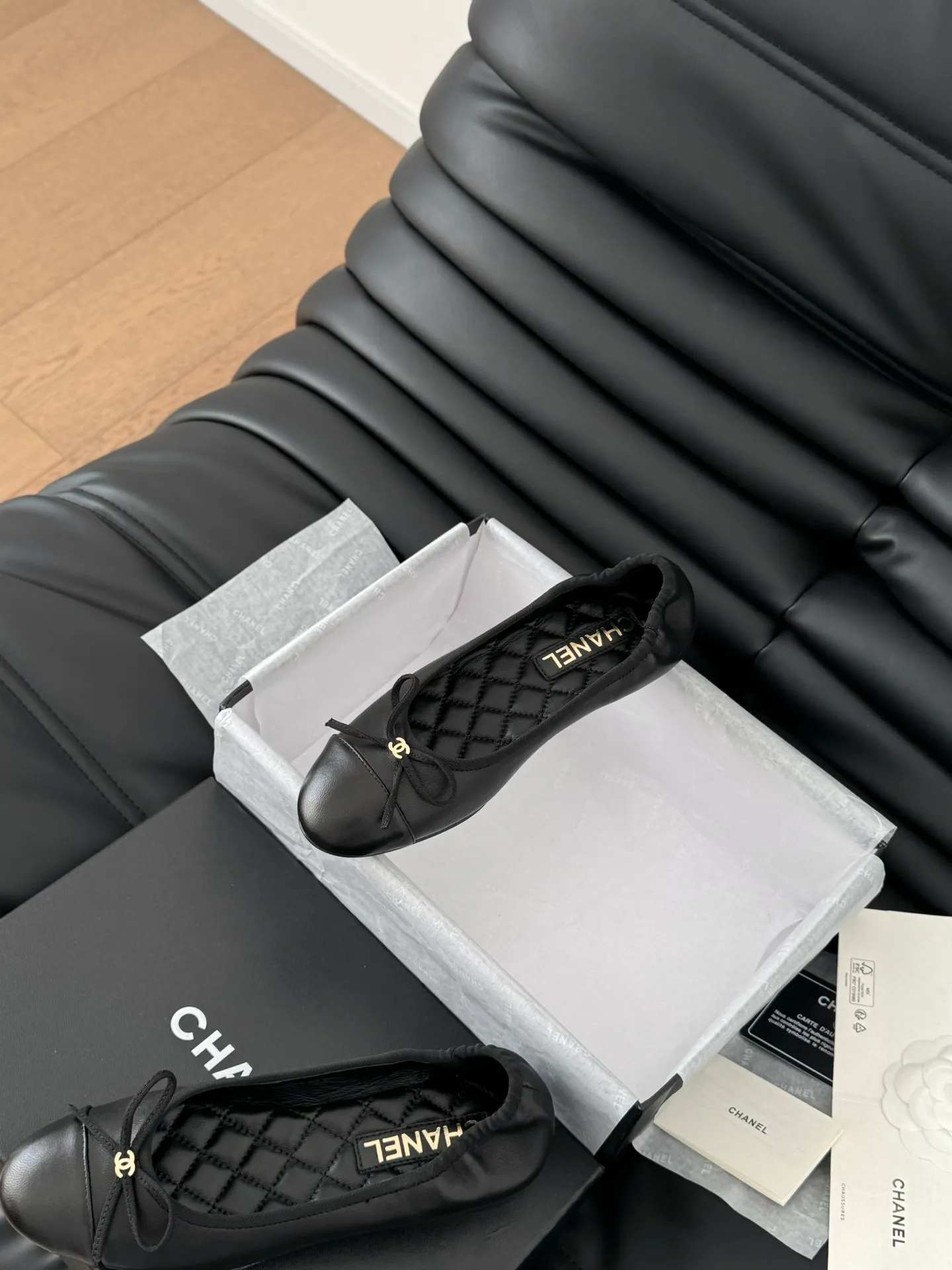 👟👟Ex-factory price 520👟👟 Chanel Xiaoxiang 25C new bow shoe series, original 1:1 replica, a classic among classics. It is perfect whether paired with trousers or skirts. The small round toe design is very good at modifying the foot shape. A must-have for little fairies! The upper is made of imported lambskin, the lining is made of top-grade mixed sheepskin, and the outsole is imported Italian cowhide. Size: 35-39 (40/41/42/43 customized)